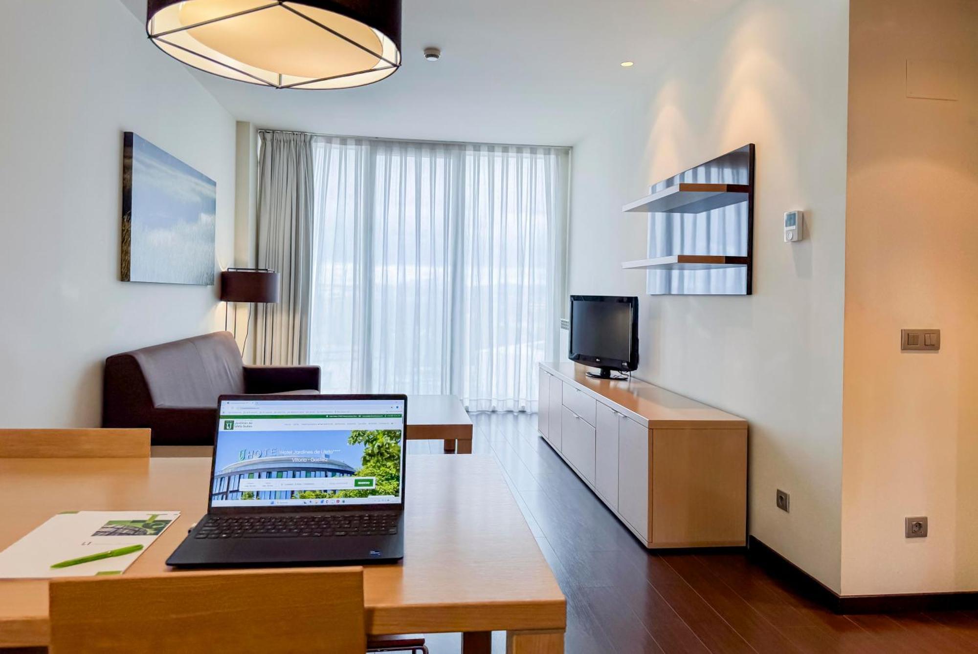 Hotel Jardines De Uleta Suites Vitoria-Gasteiz Esterno foto