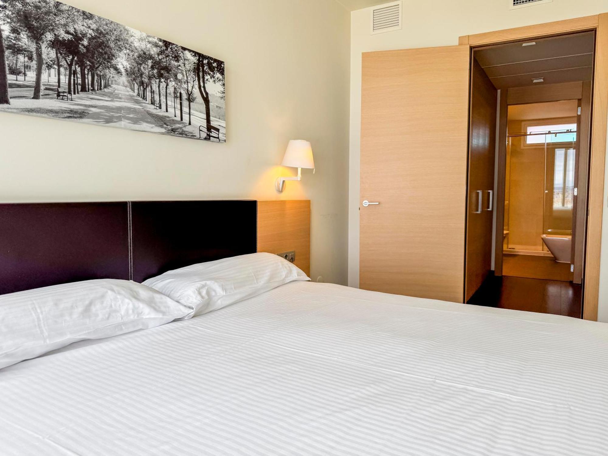 Hotel Jardines De Uleta Suites Vitoria-Gasteiz Esterno foto