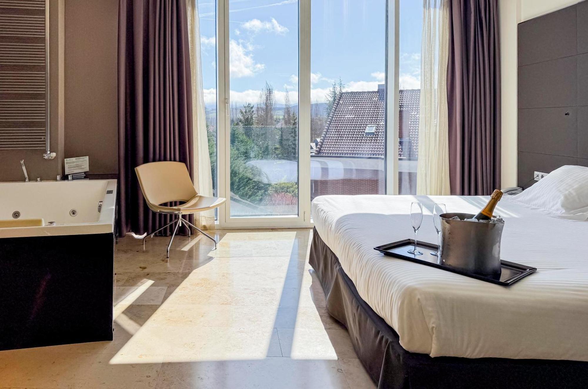 Hotel Jardines De Uleta Suites Vitoria-Gasteiz Esterno foto